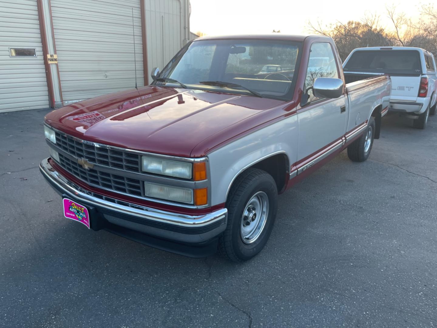 1990 Maroon/Silver /Maroon Chevrolet C1500 Silverado (1GCDC14K9LE) with an 5.7 V8 engine, AT transmission, located at 813 E Fairview Ave, Meridian , ID, 83642, (208) 336-8230, 43.618851, -116.384010 - Photo#2